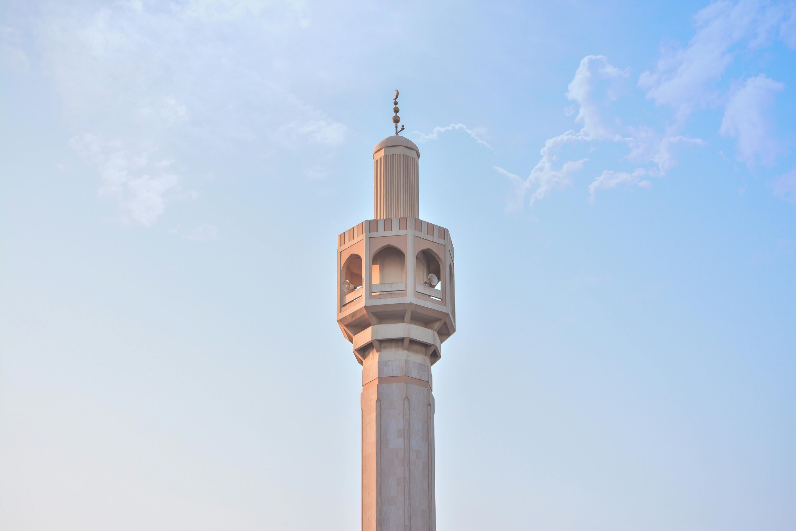 Vad är beviset för bassängen (الحوض) och dess beskrivning från Sunnah?